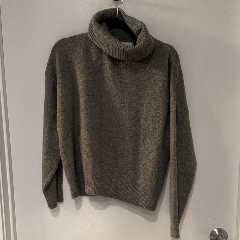 H&M green turtleneck Sweater